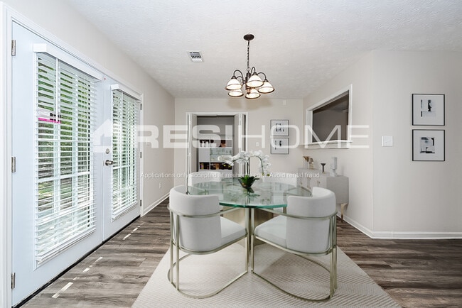 Building Photo - 5552 Phillips Dr
