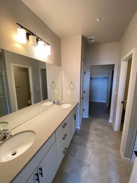 Building Photo - 2614 Avenger Pl #5