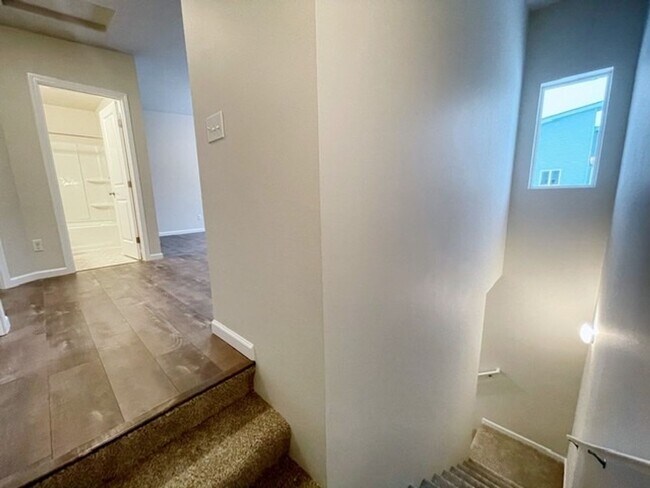 Building Photo - 137-137 Willow View Circle