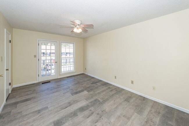 Building Photo - 2 Bedroom, 1.5 Bathroom Townhome - Summerville