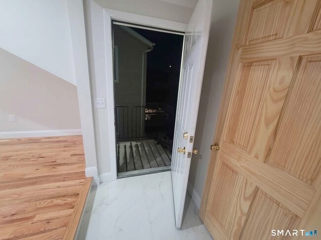 Building Photo - 564 Fairfield Ave