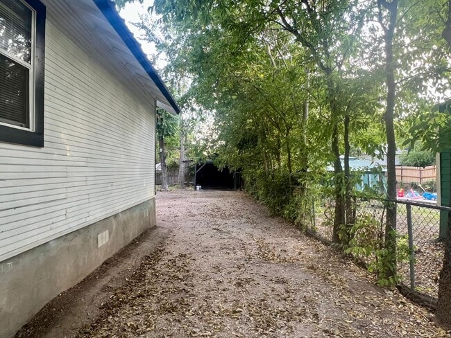 Building Photo - 106 Regina St