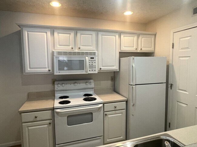 Building Photo - 5566 Garden Ridge