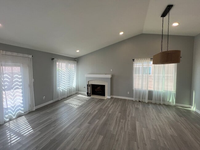 Building Photo - 1 story 2 bedroom with Huge backyard