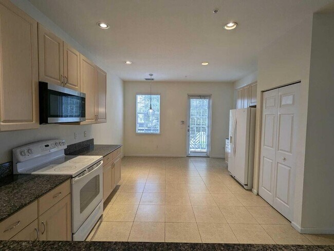 Building Photo - 221 Greenwich Cir