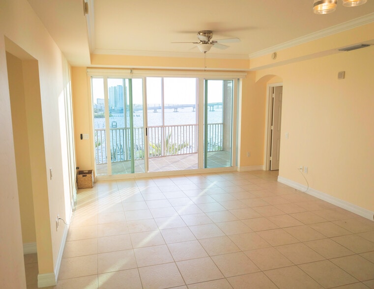 Living room view - 2743 1st St