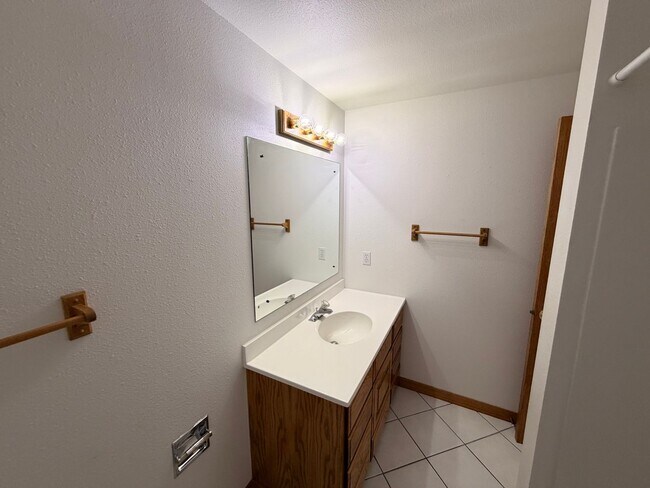 Building Photo - Spacious 3 Bed, 2.5 Bath House in Spokane Valley!