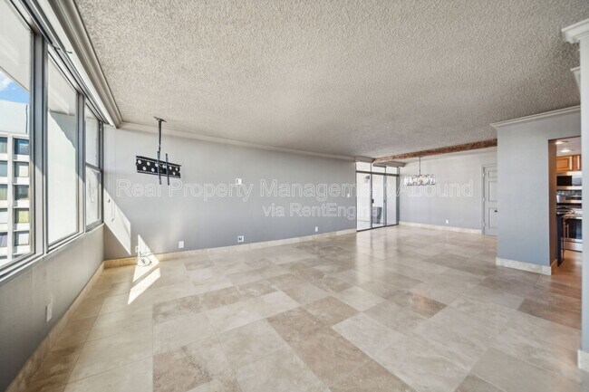 Building Photo - 410 W 7th St