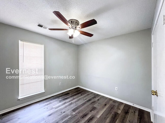 Building Photo - 3525 Dorchester Dr