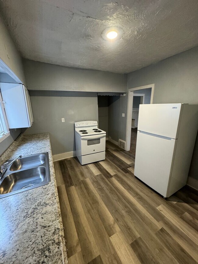 Building Photo - 5 Bed / 1.5 Bath Sunroom & Spacious Layout