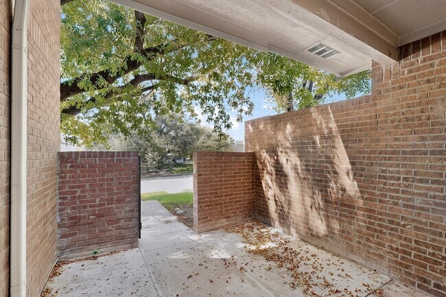 Building Photo - 829 Summercreek Dr