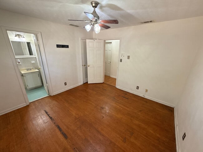 Building Photo - Room in House on Pleasant Hill Rd