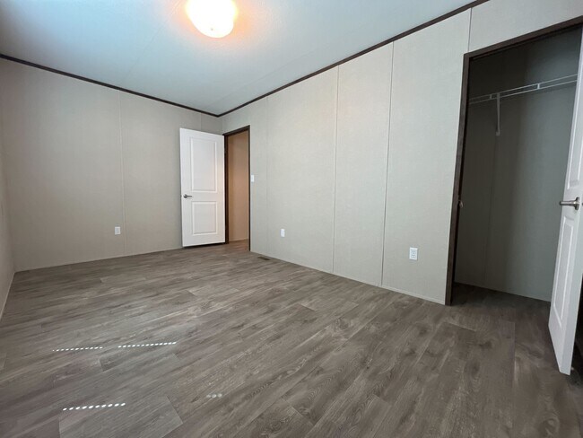 Building Photo - 203 Linda St
