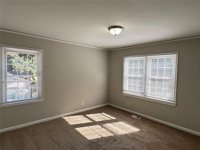 Building Photo - 1589 Pinehurst Dr SW