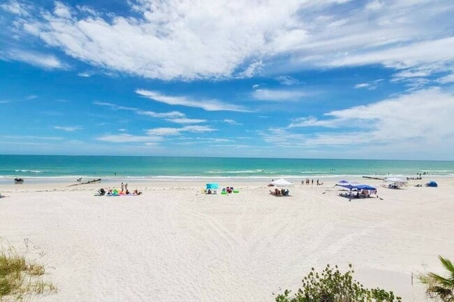 Building Photo - Amazing Furnished or Unfurnished 2-Bedroom...