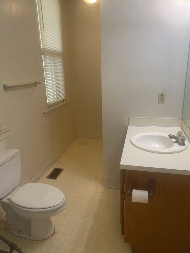 Building Photo - r1919