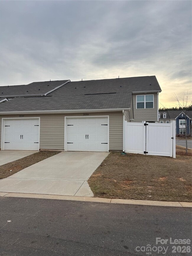 Building Photo - 15733 Country House St
