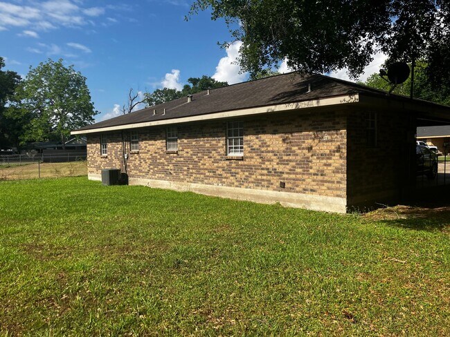 Building Photo - 3 bed 2 Bath House in Church Point