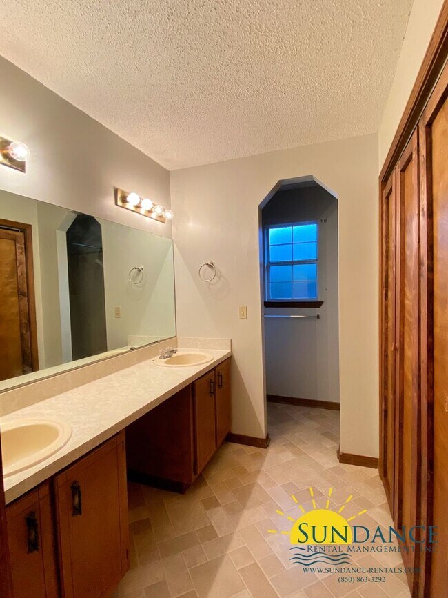 Building Photo - Great 3 Bedroom Home in Fort Walton Beach!
