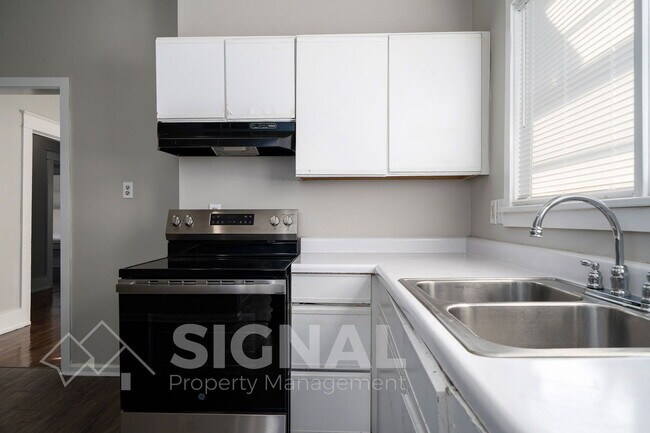 Building Photo - 1738 Damon St