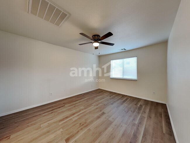 Building Photo - 1651 W Quick Draw Way