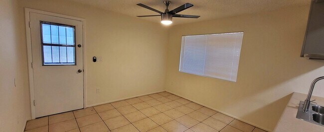 Building Photo - CHARMING GEM ON THE WEST SIDE!!!