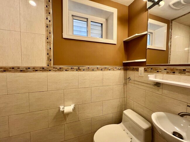 Building Photo - 148 Webster Ave