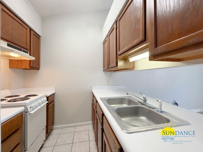 Building Photo - 1 Bedroom Cottage-Style Townhouse In Fort Walton Beach!