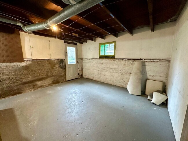 Building Photo - Charming 3 Bedroom Portland Home!