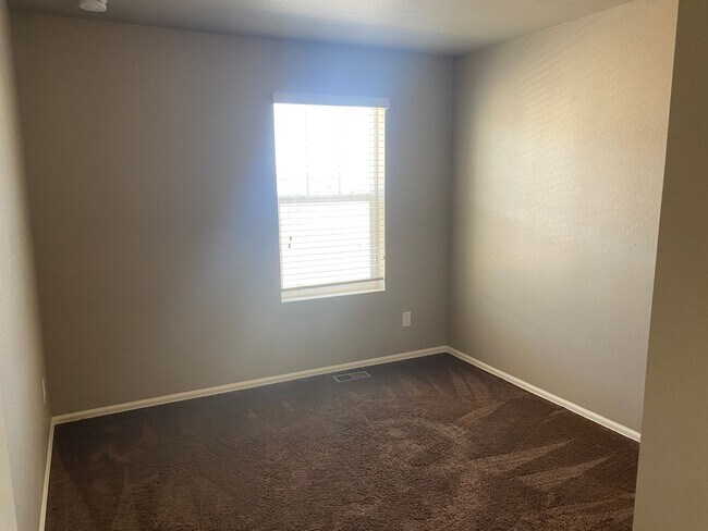 Building Photo - Charming, 3 story, 4 bed/3 bath on Corner Lot!