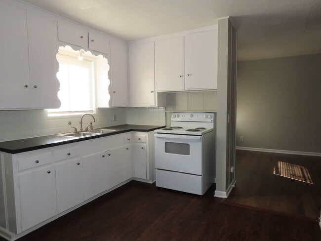 Building Photo - Three bedroom, One Bath Duplex Near Hospit...