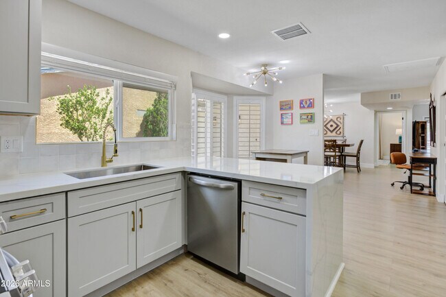 Building Photo - 6863 E Kelton Ln