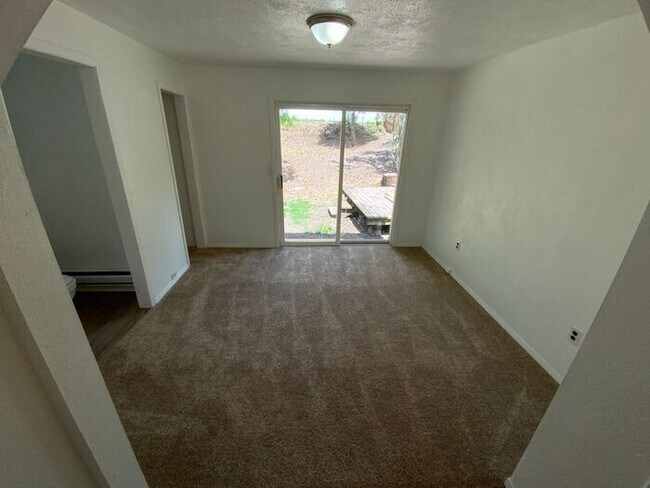 Building Photo - Tacoma home 3bdr 1.5 bath 1 car garage att...