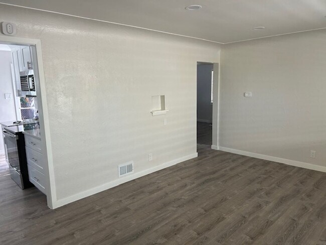 Building Photo - Newly Remodeled Duplex
