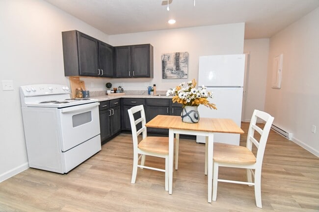 Building Photo - 3 Bedroom, Single-story Townhomes for rent...