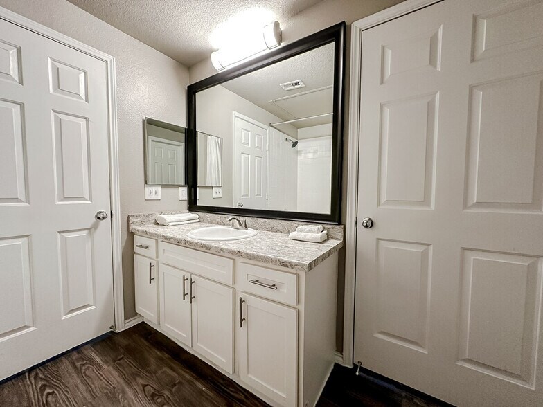 Building Photo - 6225 Saratoga Blvd