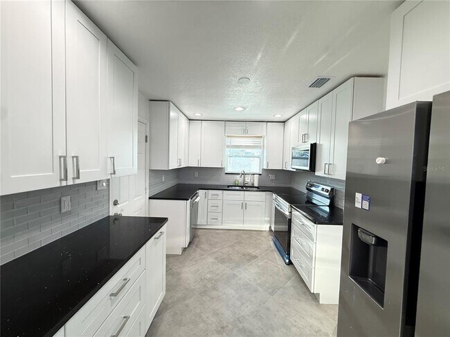 Building Photo - 15573 Bedford Cir E