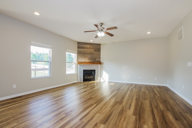 Building Photo - Stunning 3 Bedroom in Salem Township!