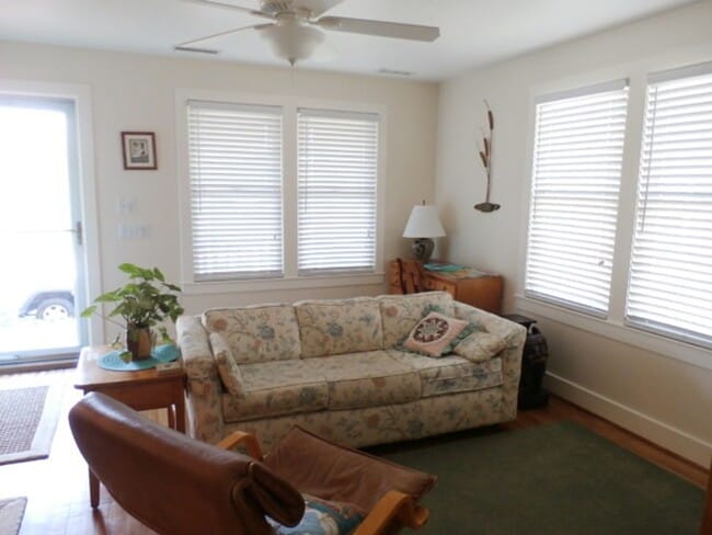 Building Photo - Charming 1 Bedroom Cottage