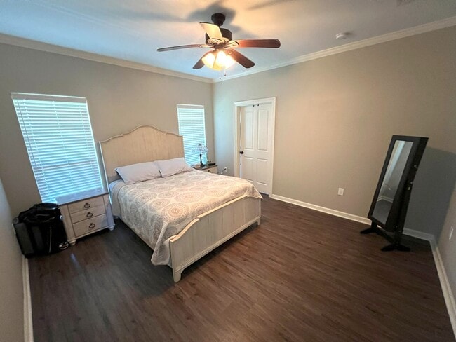 Building Photo - 3 Bedroom 2 Bath home located in Lakeside ...