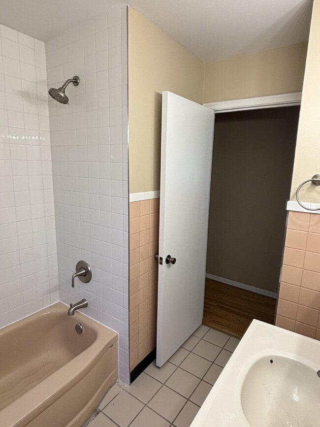 Building Photo - Charming 4-Bedroom Single Family Home on C...