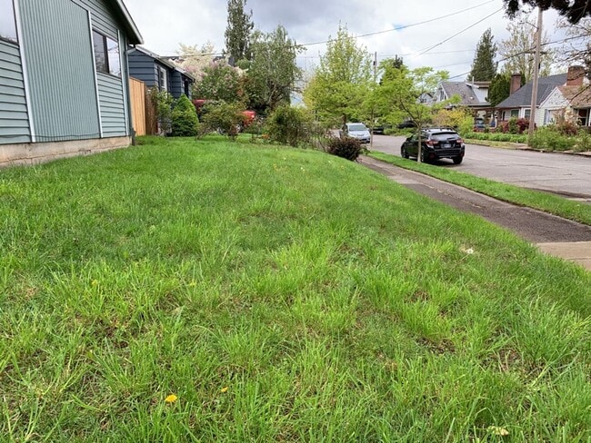 Building Photo - 3 Bed 2 Bath House~ Kenton Neighborhood~ Large Trees plus  W/D Hook Ups!