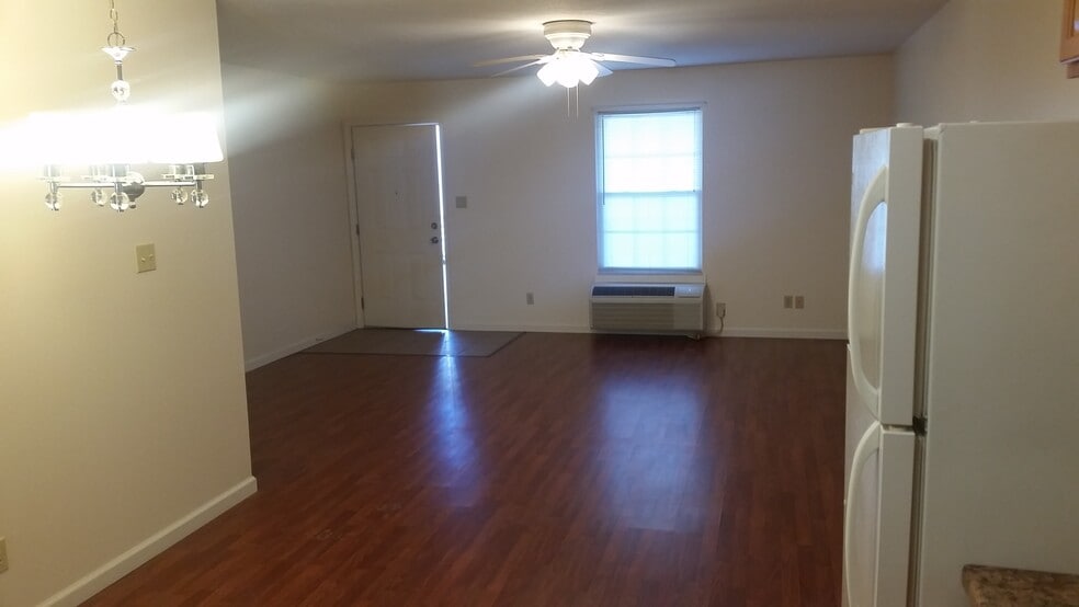 Building Photo - 152 E 6th St