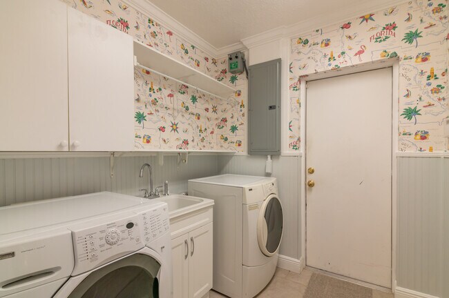 Building Photo - 2130 Pinehurst St