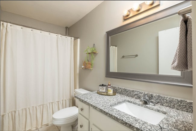 Building Photo - BEAUTIFUL 3 Bedroom 2 Full bath home locat...