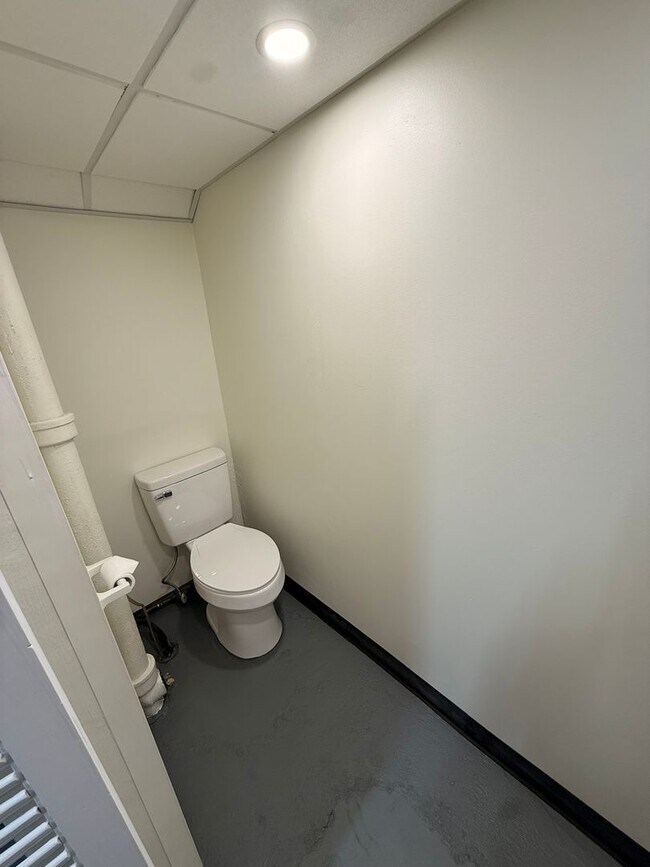 Building Photo - 631 Hampshire Rd