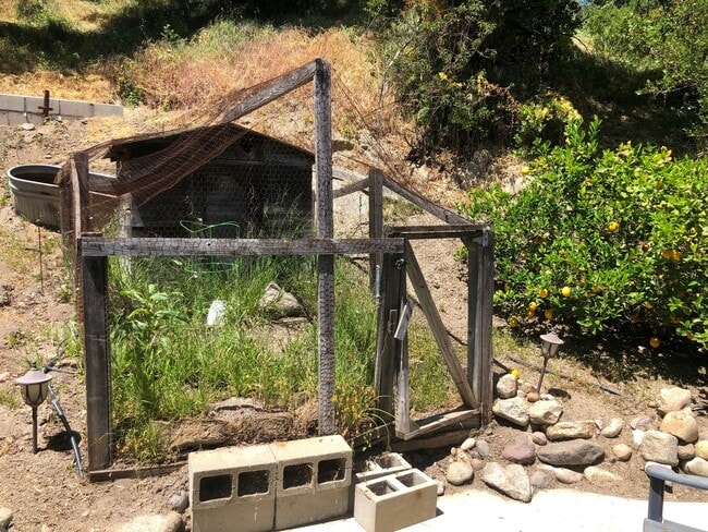 Building Photo - Country Charm In The City!