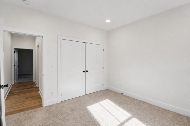 Building Photo - 511 Creekview Ln
