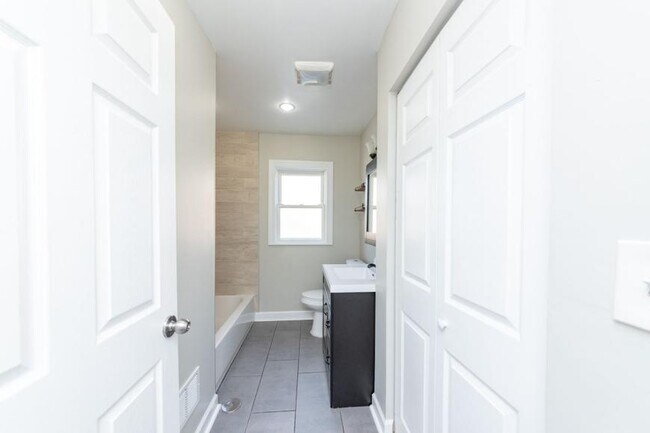 Building Photo - 3 bedroom in Chicago IL 60625