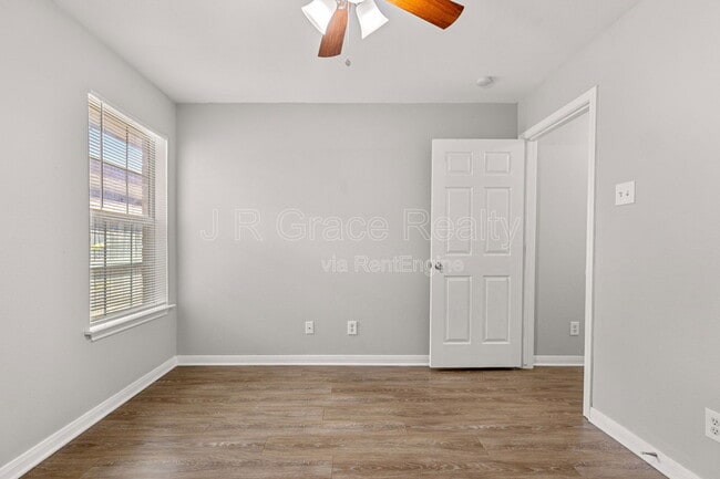 Building Photo - 10217 Hyacinth Ln